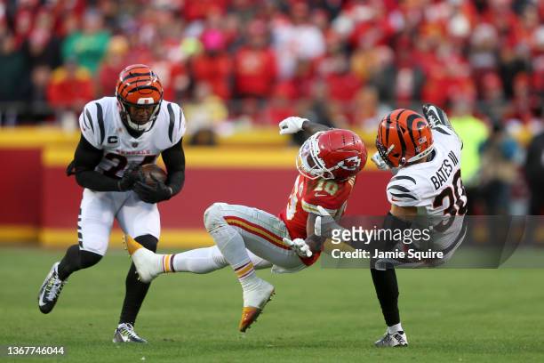 Safety Vonn Bell of the Cincinnati Bengals intercepts a pass indented for wide receiver Tyreek Hill of the Kansas City Chiefs as free safety Jessie...