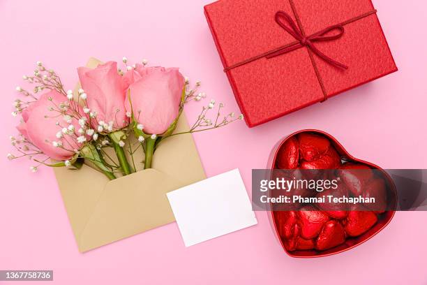 gifts with a blank card - chocolate heart stockfoto's en -beelden