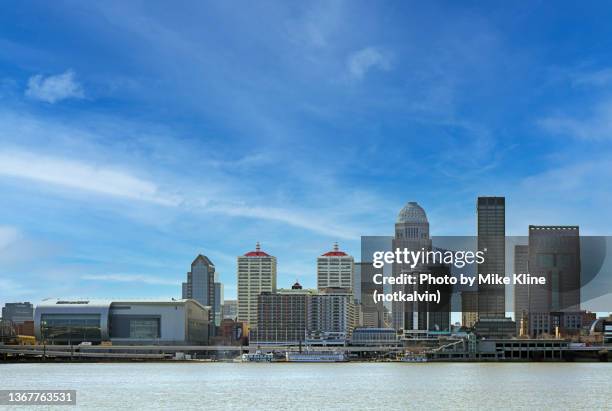 louisville skyline - kentucky - louisville v kentucky stock-fotos und bilder