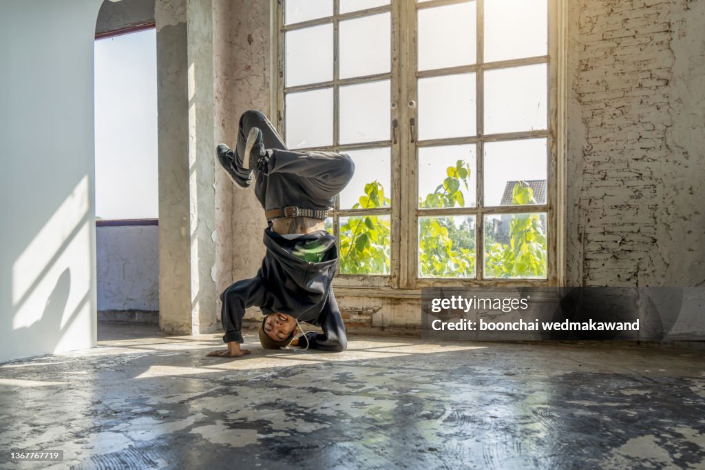 B-boy doing a Headspin freeze breakdance move