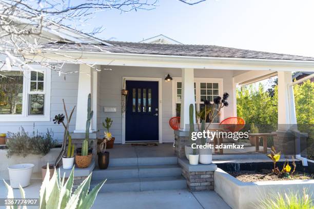 beautiful craftsman bungalow home in los angeles california - bangaló imagens e fotografias de stock