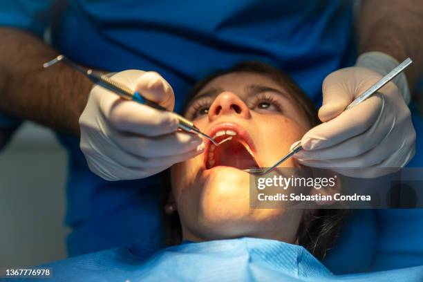 young woman in the dentist's office - kids with cleaning rubber gloves 個照片及圖片檔