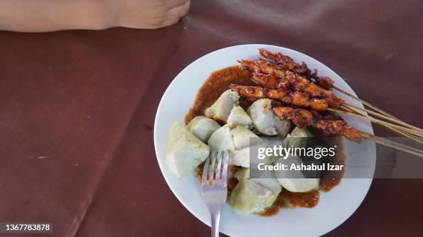 satay with peanut sauce - chicken satay stock pictures, royalty-free photos & images