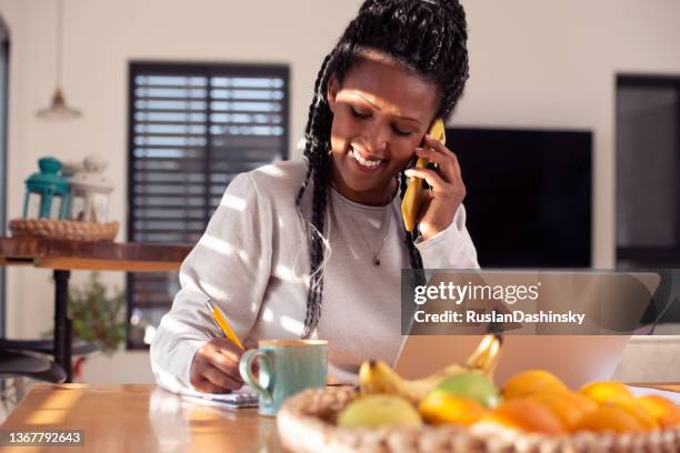 una donna che prende un appuntamento in un diario. - beautiful ethiopian women foto e immagini stock