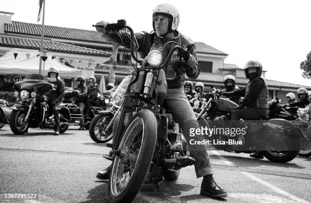 motociclista su moto harley-davidson. - harley davidson foto e immagini stock