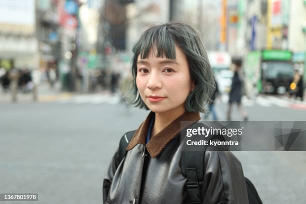 porträt einer schönen asiatischen jungen frau mit grauen haaren - creative people outside stock-fotos und bilder