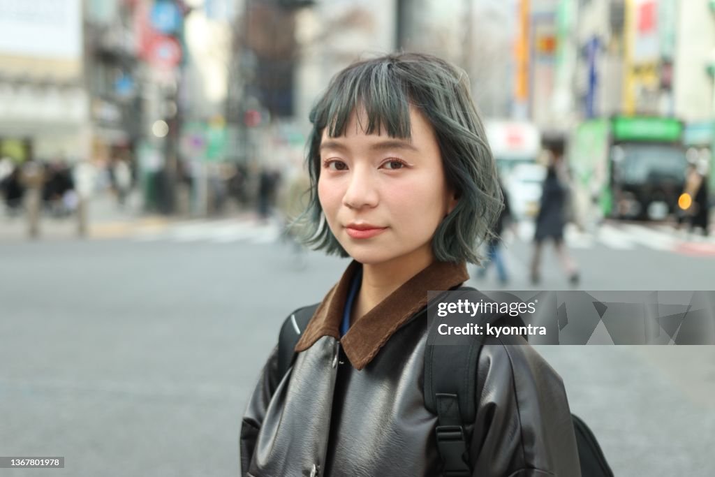 Retrato de una hermosa joven asiática con canas