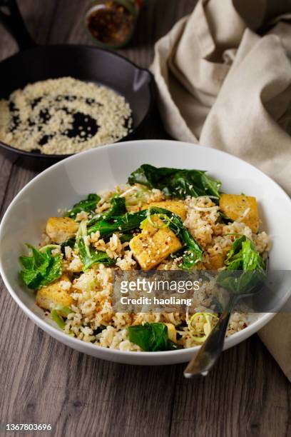 gesunder veganer braunreis-tofu-salat - tofu stock-fotos und bilder