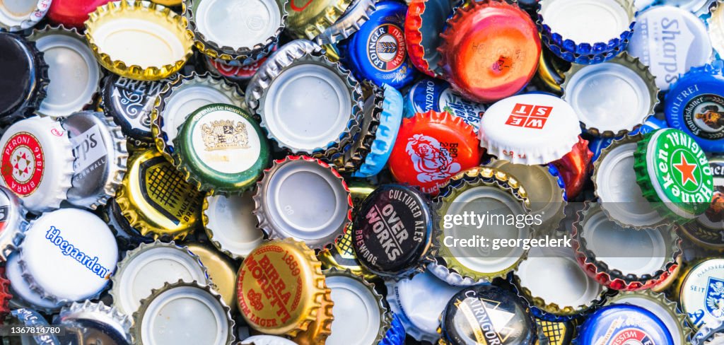 Várias tampas de garrafas de cerveja
