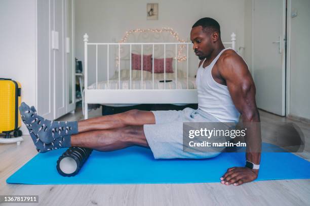 home workout with foam roller - calf imagens e fotografias de stock