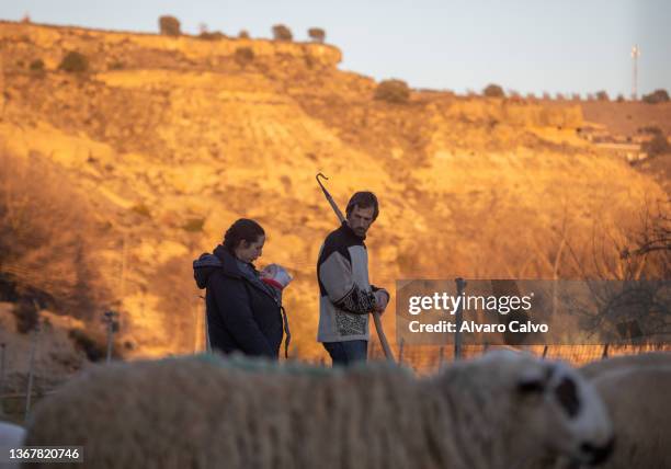 Irene Gracia con su hija y Carlos Calvo, criadores de corderos ecológicos de Montearagón, pastorean su rebaño, el 29 de enero de 2022 en Quicena,...