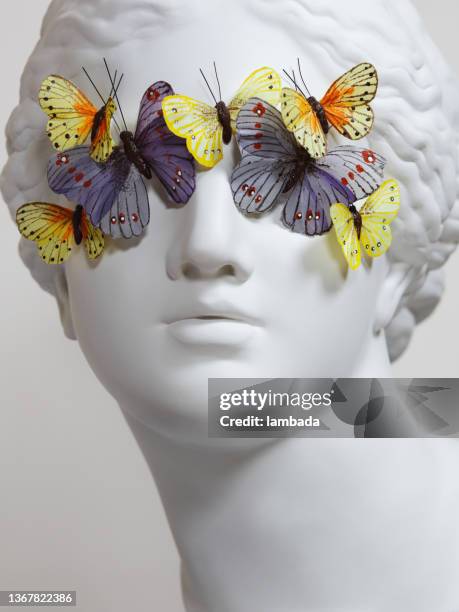 diosa griega con mariposas - statues greek fotografías e imágenes de stock