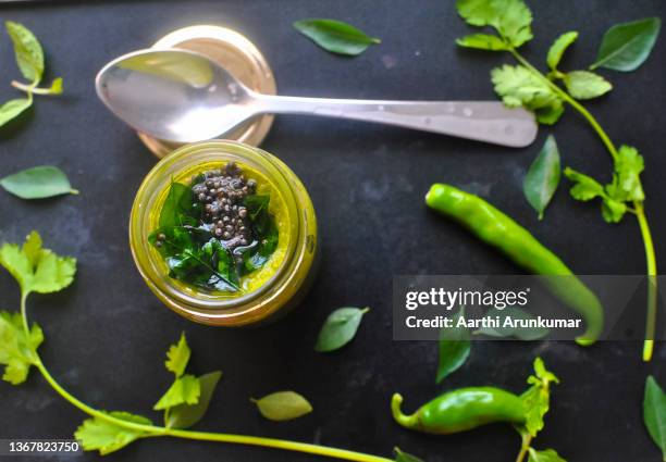 tempered green chutney in a jar - chutney stock-fotos und bilder