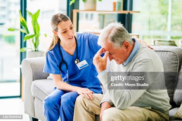 aufnahme einer jungen ärztin, die eine ältere patientin in einer klinik tröstet - studio shot lonely woman stock-fotos und bilder