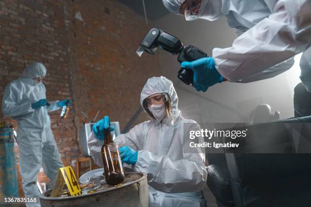 criminologists work with physical evidences at the crime scene - forensic lab stock pictures, royalty-free photos & images