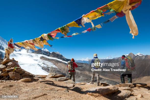 dramatic mountain scenery in the nepal himalayas - sherpa nepal stock pictures, royalty-free photos & images