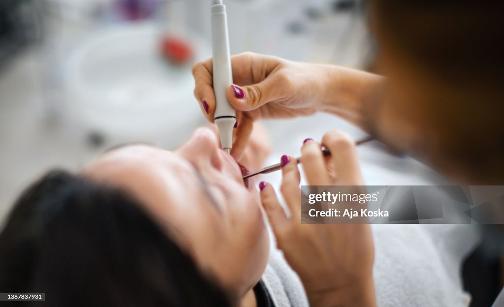 Zahnarzt entfernt Zahnstein.