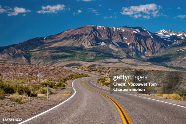 mountain and highway near mono lake, sierra nevada, california, usa - movendo um veículo - fotografias e filmes do acervo