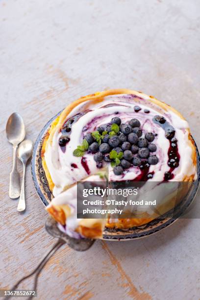 cheesecake with yogurt and blueberries - kuchen stock-fotos und bilder