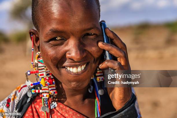 woman from maasai tribe using mobile phone, kenya, africa - a beautiful masai woman imagens e fotografias de stock