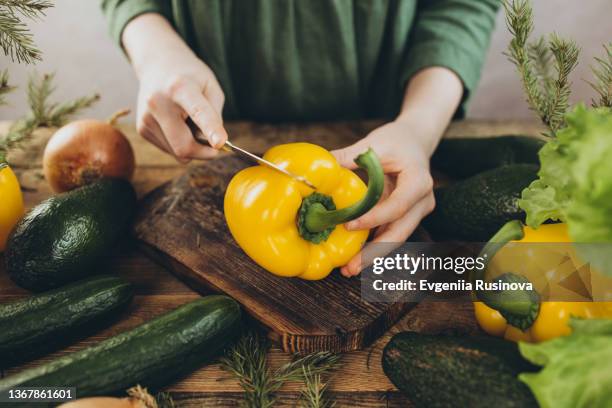 healthy food concept - cutting avocado stockfoto's en -beelden