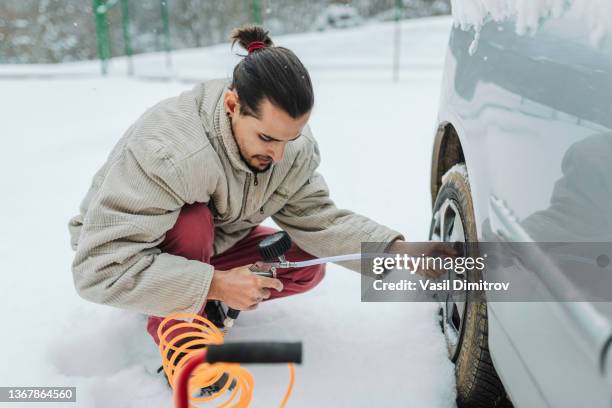 checking tire pressure - compression imagens e fotografias de stock