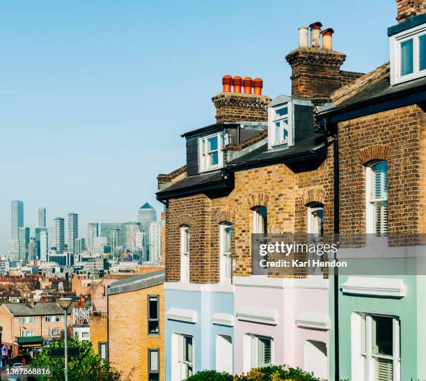 colourful london townhouses in greenwich, london with canary wharf in the background - greenwich londen stockfoto's en -beelden