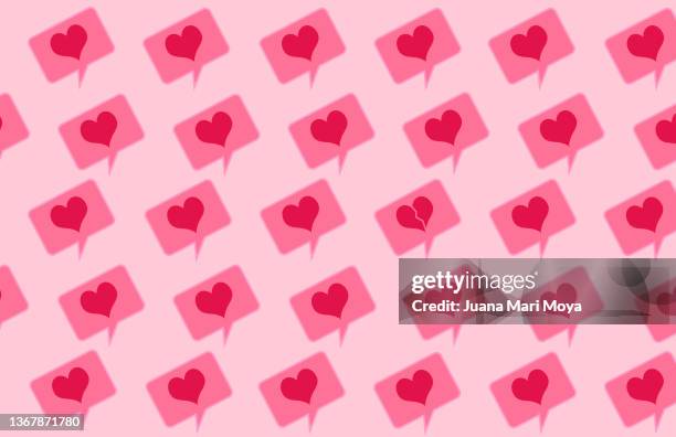 social media talk balloon with red heart icon on pink background - tinder fotografías e imágenes de stock