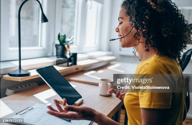 geschäftsfrau mit tablet und headset im büro. - voip stock-fotos und bilder