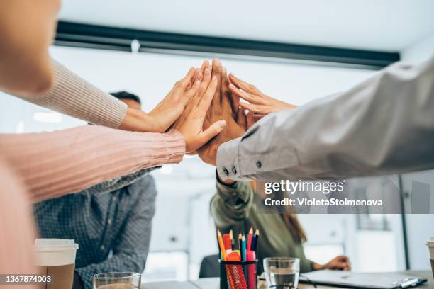 motivar al equipo. - loyalty fotografías e imágenes de stock