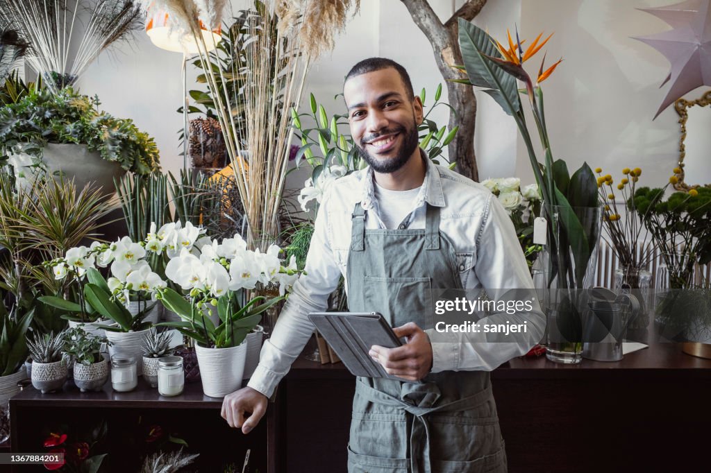 Porträt eines Blumenhändlers, der im Blumenladen arbeitet