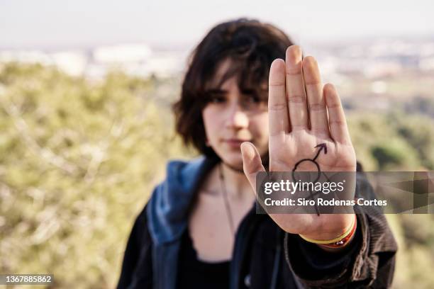 close up of a girl holding gender symbols - género humano imagens e fotografias de stock