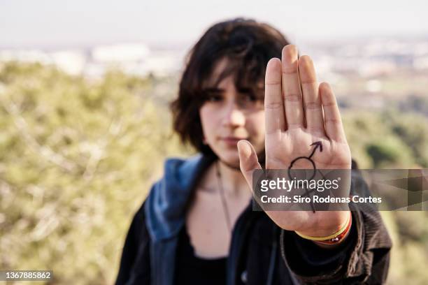 close up of a girl holding gender symbols - gender role 個照片及圖片檔