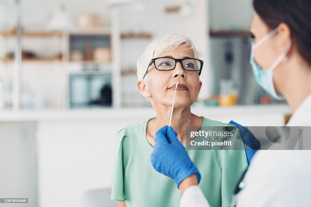 La donna anziana viene testata per il coronavirus