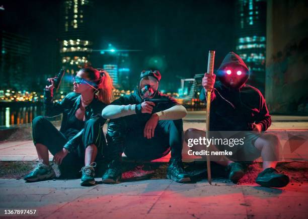 cyberpunk gang, grupo de personas en una ciudad futurista iluminada con neón - pandilla fotografías e imágenes de stock