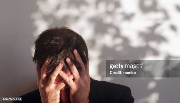 troubled man suffering mental illness - 驚恐的 個照片及圖片檔