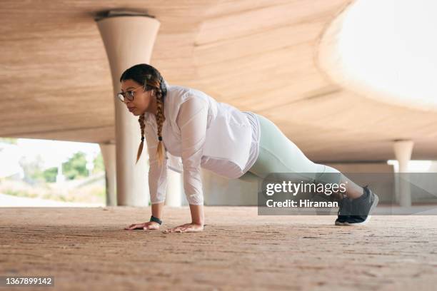 shot of a sporty young woman doing pushup exercises outdoors - plank exercise 個照片及圖片檔