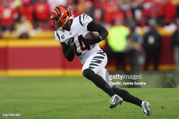 Vonn Bell of the Cincinnati Bengals runs with the ball in the AFC Championship Game against the Kansas City Chiefsat Arrowhead Stadium on January 30,...