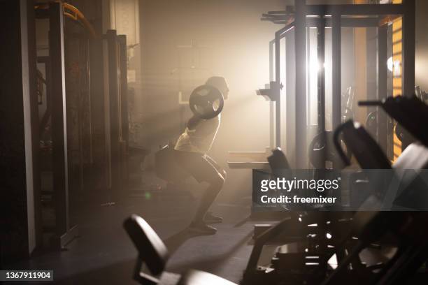 entrenamiento de pesas - strength training fotografías e imágenes de stock