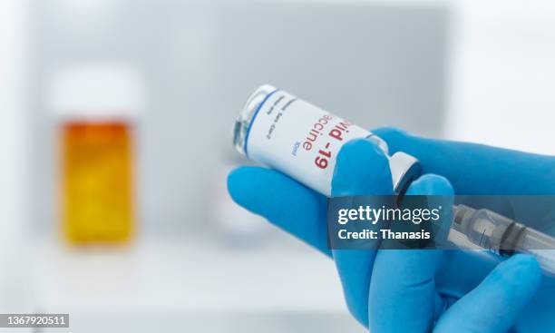 covid-19, vaccine booster, injection vial, vaccine, omikron. - coronavírus - fotografias e filmes do acervo