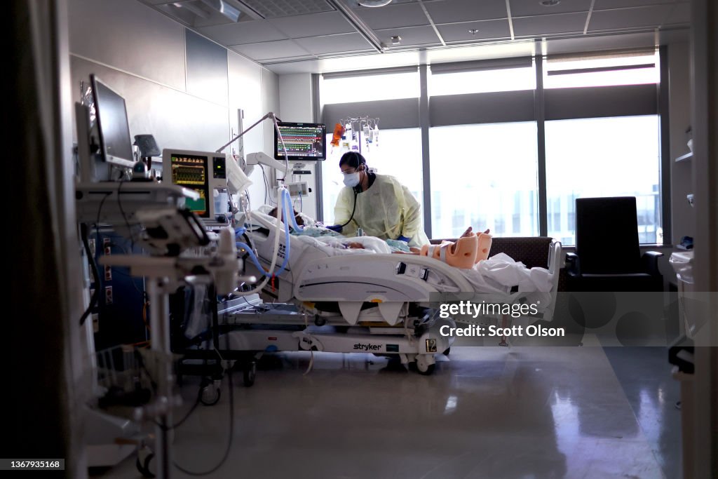 Respiratory Therapists Treat Covid-19 Patients At Chicago Hospital