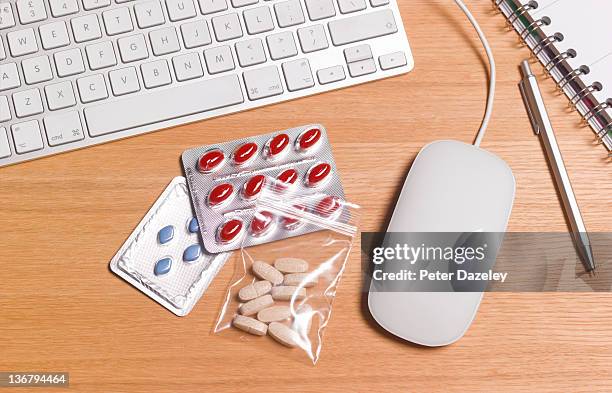 fake/counterfeit drugs and internet - 勃起障害 ストックフォトと画像