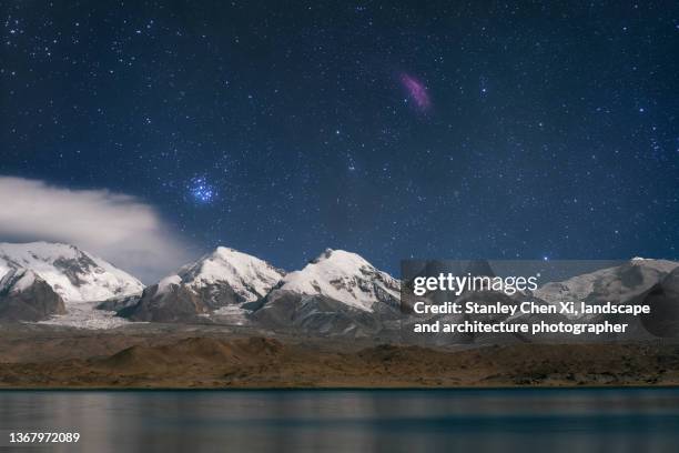 winter starry sky in muztagata mountain range, xinjiang, china - las pléyades fotografías e imágenes de stock