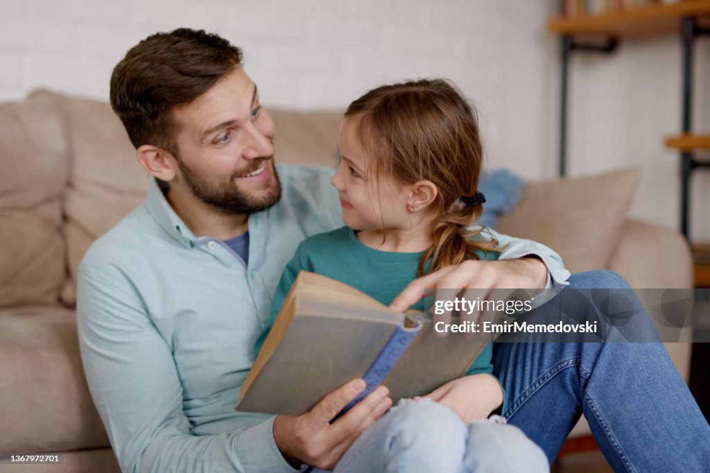 Padre Amoroso Leyendo Un Libro A Su Pequeña Hija En Casa Foto de stock -  Getty Images