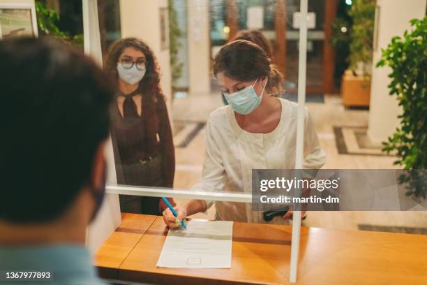 hotel check in during covid-19 pandemic - business woman schild stockfoto's en -beelden