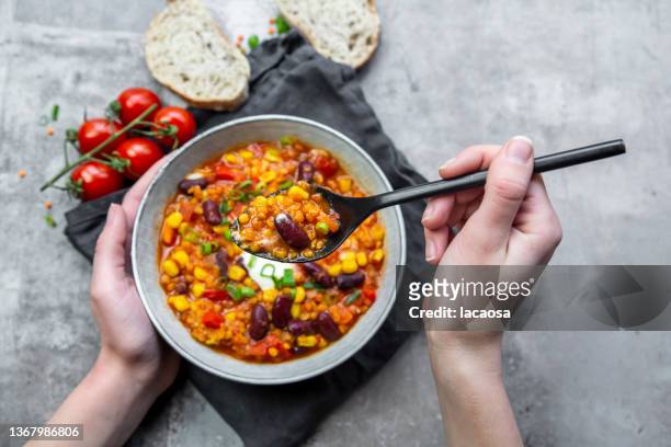 vegetarian chili, chili sin carne - bean stock-fotos und bilder