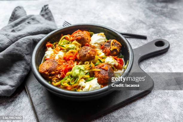 zoodles with vegetarian meatballs, tomatoes and mozzarella - fleischersatz stock-fotos und bilder