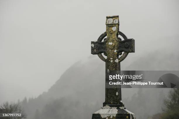 old cross of the irish cemetery of glendalough, wicklow mountains, ireland - ケルト十字 ストックフォトと画像