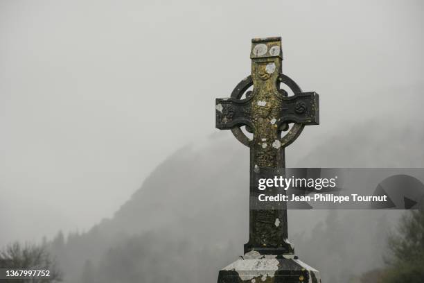 old cross of the irish cemetery of glendalough, wicklow mountains, ireland - celtic cross stock pictures, royalty-free photos & images