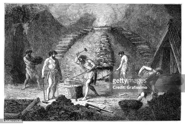 illustrations, cliparts, dessins animés et icônes de hommes travaillant la fonte du minerai de fer dans la forêt 5ème siècle avant jc - bois de chauffage
